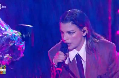 «Ciao papà», Emma Marrone dal palco di Roma legge Virginia Woolf