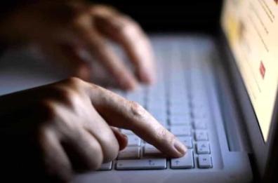 Comprava video porno con minori da siti esteri, usando anche bitcoin: arrestato 30enne a Barletta