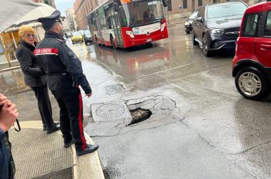 Bari, voragine si apre nell'asfalto in centro: intervengono i carabinieri