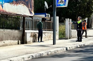 Brindisi, un uomo inveisce e sputa sui passanti: una donna in ospedale 