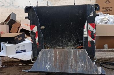 Foggia, cassonetti divelti e danneggiati a pochi passi da piazza Giordano
