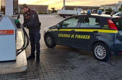 Lecce, sequestrato distributore: miscelava la benzina con quella agricola