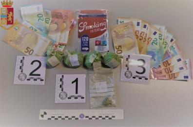 Galatina, in macchina marijuana pronta da spacciare: 22enne ai domiciliari