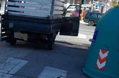 Bari, alla guida di un tre ruote abbandona rifiuti speciali: multato