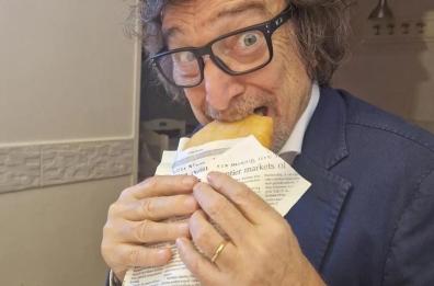 Claudio Cecchetto a Bari, tra un panzerotto e una passeggiata sul lungomare