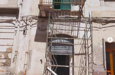 Taranto, crolla un balcone in via Oberdan: tragedia evitata