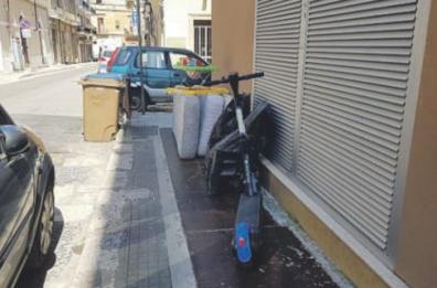 Brindisi, tra le vie Mazzini e Masaniello il solito abbandono di rifiuti