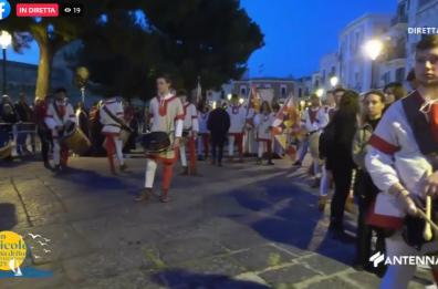 Bari, i festeggiamenti per San Nicola: la diretta del corteo storico e dello spettacolo aereo