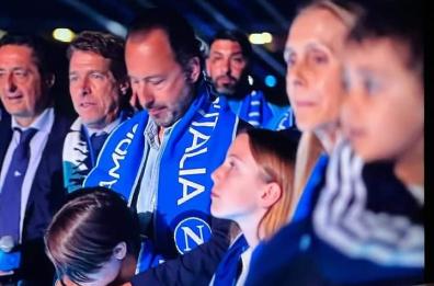 Il presidente del Bari De LaurentIis con la sciarpa del Napoli: è polemica. Cosa ne pensano i tifosi?
