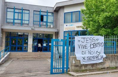 Gessica, il banco vuoto e il dolore dei compagni: «Jess vive dentro di noi»