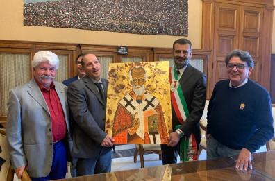 Bari, il sindaco Decaro riceve in dono Tavola di S.Nicola da artista pugliese Mimmo Camassa