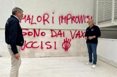 Raid «No vax» al Policlinico di Bari: imbrattati muri, pensiline e navette