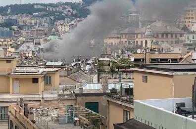 Genova, incendio in via della Maddalena: fiamme da appartamento