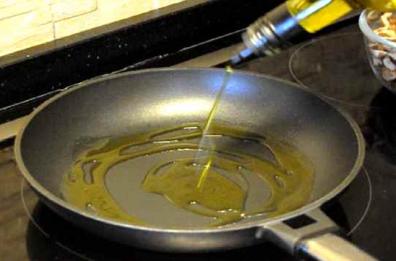 Schizzi d'olio bollente su volto e mani, donna finisce in ospedale nel Salento
