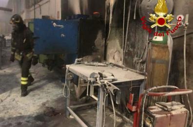 Lecce, incendio nella zona industriale: a fuoco il deposito della Lasim