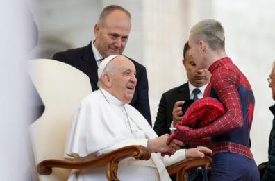 Il Papa saluta un giovane spiderman: è il pugliese Francesco Tarantino