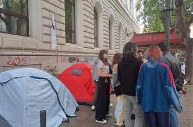 Bari, studenti in tenda contro il caro affitti: flash-mob all'università