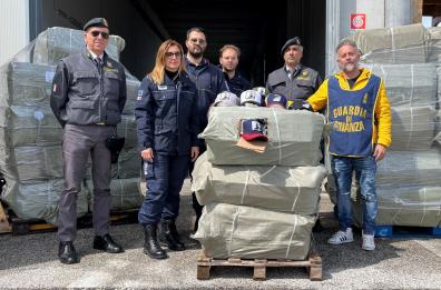 Brindisi, al Porto sequestro milionario di vestiti e scarpe contraffatti