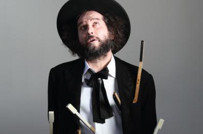 Le «Tredici canzoni urgenti» di Capossela in concerto a Bari e Taranto