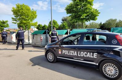 Foggia, scaricavano materiale di risulta, multate due persone a bordo di un camion
