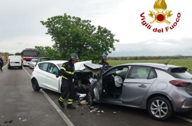 Galatina, scontro frontale tra 2 auto: 2 feriti, a bordo anche una bimba di 3 anni