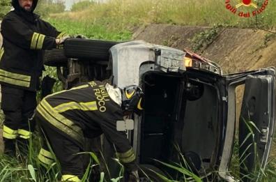 Auto perde il controllo e finisce in un canale nei pressi di Cerano