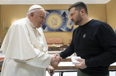 Il ruolo di papa Francesco in prima linea  per la pace oltre gli schemi dell’Occidente

