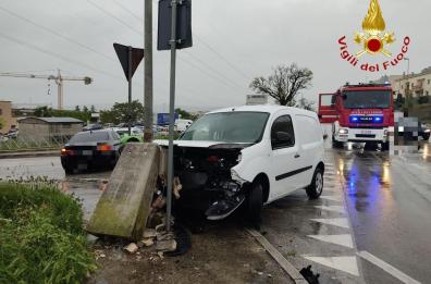 Schianto fra due auto nella zona Paip 2 di Matera: due feriti in ospedale