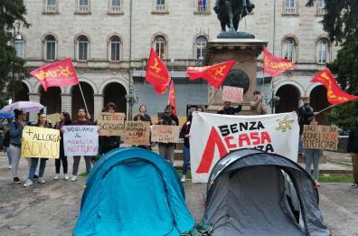 Cambia il concetto di tenda; dall’icona arcaica di rifugio al simbolo della precarietà