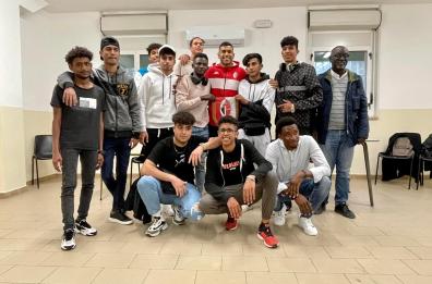Cheddira, il bomber del Bari calcio, visita un Centro integrazione migranti