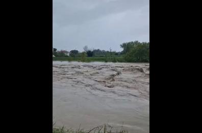 Evacuati in Emilia-Romagna, Riccione allagata e a Rimini piove nel tribunale VD fiume Marecchia