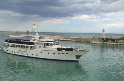 Lo yacht del produttore teatrale Mackintosh attracca nel porto di Trani