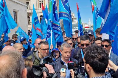 «Futuro di troppi lavoratori a rischio», a Bari sit-in di protesta Uil davanti presidenza Regione
