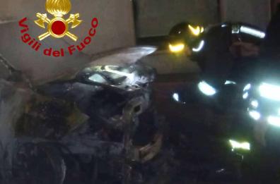 Attentato a Casarano, benzina sull'auto di una donna e poi l'incendio - IL VIDEO - 