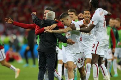 Calcio, la Roma vola in finale di Europa League: la Juve si ferma a Siviglia