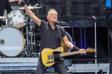 Attorno solo morte e desolazione, e Springsteen sul palco di Ferrara. Che cosa sei diventato, vecchio Bruce?