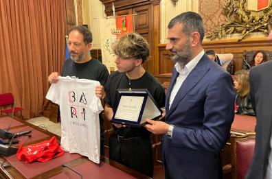 Bari, il Comune premia Mattia Zenzola, ballerino vincitore di «Amici»