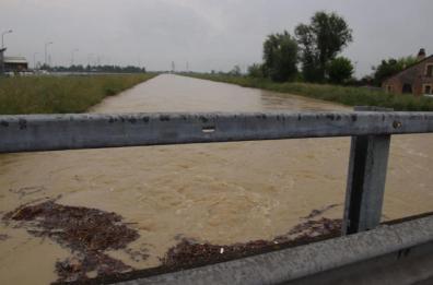 Cade elicottero nel Ravennate impegnato a riparare un guasto del maltempo: 4 feriti