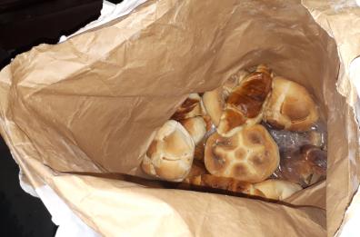 Bari, chi sarà il misterioso donatore che lascia il pane «sospeso» in piazza Balenzano? 