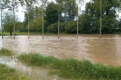 Maltempo, il fiume Po in esondazione nel Cuneese: strade chiuse