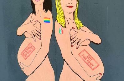 Schlein e Meloni ritratte nude e incinte sui muri di Milano