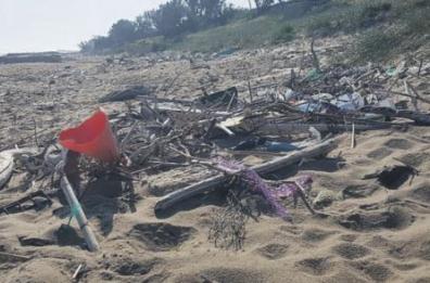 Brindisi, spiagge del litorale Nord ancora sporche: disatteso l’annunciato avvio delle pulizie