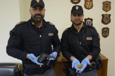 Brindisi, pistola e cartucce nascoste nel muro di un palazzo: sequestrate