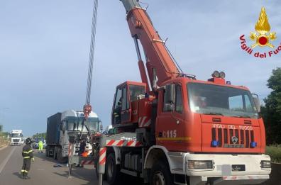 Brindisi,  tir contro il new jersey per lo scoppio di un pneumatico