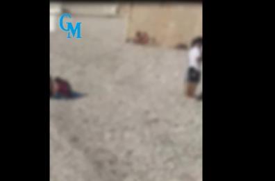 Trani, l'estate si fa bollente: il video «hot» in spiaggia fra i bagnanti