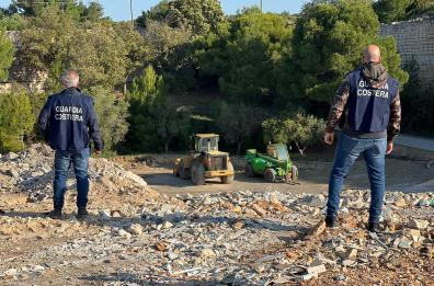 Taranto, rifiuti per i dragaggi del Molo S.Cataldo tombati in una cava e non smaltiti: sequestro da 1mln