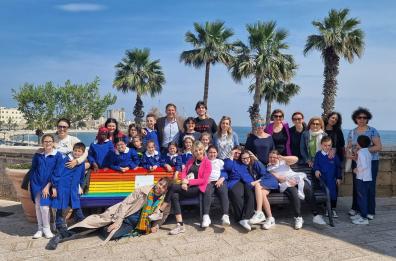 Bari, sulla muraglia del fortino Sant'Antonio inaugurata la panchina dell'amore