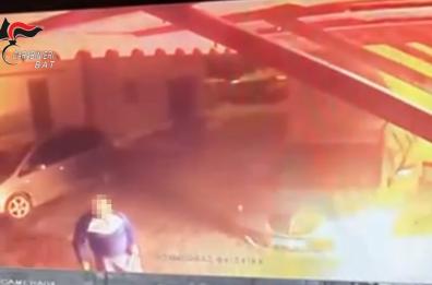 Andria, incendia la porta di casa dei vicini: identificato e arrestato