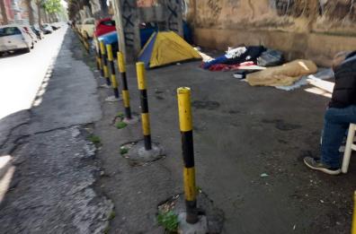 Bari, vivono in tende e sacchi a pelo: corso Italia sempre più nel degrado