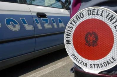 Motociclista sbanda in autostrada e invade carreggiata opposta: morto nello schianto